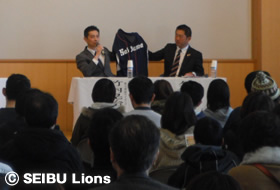 写真:Saitamaユニフォームを披露!