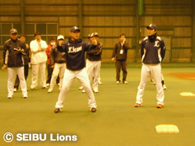 写真:平尾・阿部コーチによる走塁指導