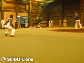 写真:打球判断の走塁練習の様子