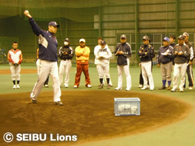 写真:石井コーチによる投手指導