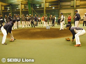 写真:平尾・阿部コーチによる内野指導