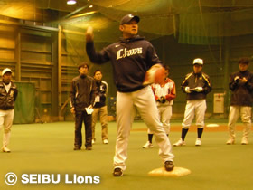 写真:ダブルプレー指導の様子