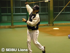 写真:岡村校長の打撃指導