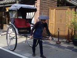 時の鐘と蔵造りのまち川越を走る人力車