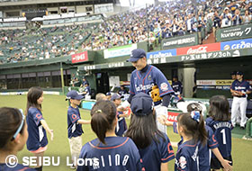花道ハイタッチ（2013年実施風景）