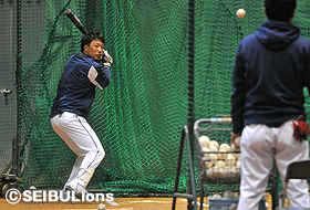石川選手は室内練習場で打撃練習