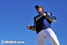 青空の下で体を動かす秋山選手