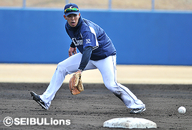 落ち着いた守備を見せる浅村選手