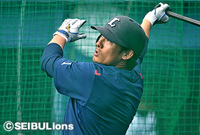 打撃練習で栗山選手はフルスイング！