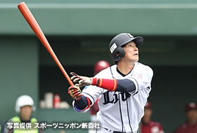 勝ち越し本塁打を放った金子侑選手