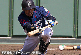 外崎選手が犠打を決める