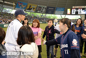 ハイタッチで選手をグラウンドに送りだす