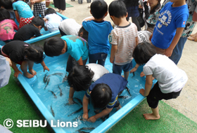 魚とったどー！ニジマスつかみ取り体験