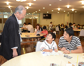 折れたバットで箸作り体験