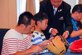 昨年のMYグローブ作りの様子