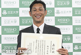 賞状を授与され笑顔の西口投手