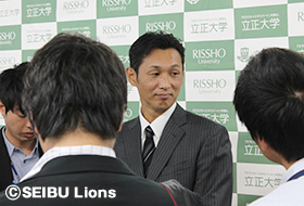 記者の取材を受ける西口投手