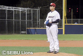 佐野投手が先発マウンドへ