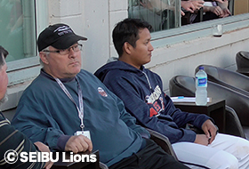 試合のチャートをつける佐野投手