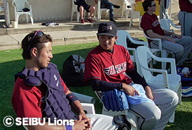 ベンチで話し合うバッテリー