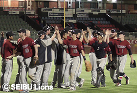 激闘を勝利で終えた星選手がハイタッチ!