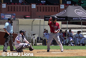 星選手がバットで手応えをつかむ