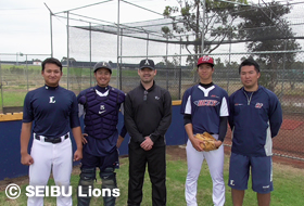臨時コーチのマイケル中村氏(中央)