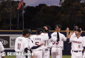佐野投手と星選手のバッテリーがナインとハイタッチ