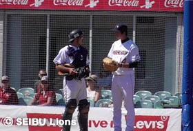 救援に向かった山口投手が星選手と話し合う