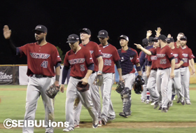 乱打戦を制しタッチを交わす星選手