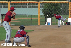 ブルペンで星選手を相手に投げ込む佐野投手