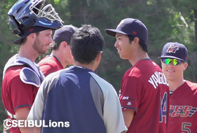 ピンチを任された山口投手が捕手と話し合う