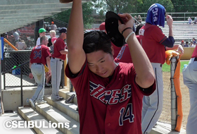 好投しマウンドを降りた山口投手は安堵の表情