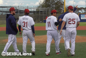 大活躍の佐野投手と星選手がチームメイトとタッチ