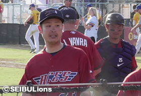 チームメイトとタッチを交わした藤原投手