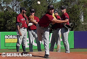 中継ぎのマウンドに上がる藤原投手