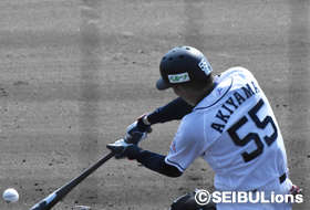 3回秋山選手が先制タイムリーヒットを放つ