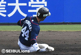 盗塁を決め持ち味を発揮する外崎選手