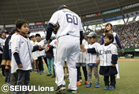 花道ハイタッチ