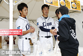 昨年のサンクスフェスタでの「寮めし」販売の様子