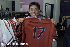 背番号17を手にして笑顔の本田投手