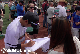 汚名返上した野田投手がファンと触れ合う