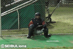 ブルペンで投球を受ける駒月選手