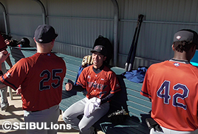 好投した本田投手が笑顔でベンチに戻る!