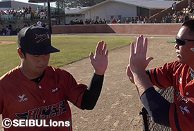 好投の野田投手をチームメートが迎える!