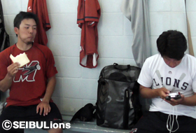 食事をとる選手たち