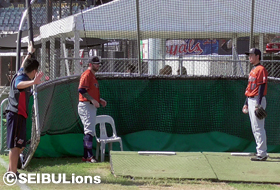 ブルペンで指導を受ける本田投手