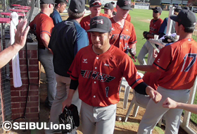 野田投手がハイタッチで迎えられる!