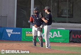 投手とコミュニケーションをとる駒月選手