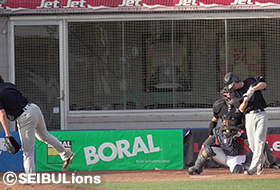 駒月選手が投手のボールに神経を集中させる!